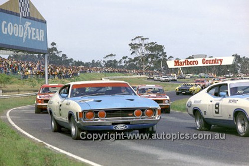 73208 - Allan Moffat & Fred Gibson,  Ford Falcon XA - Sandown 250 - September 1973 - Photographer Peter D'Abbs