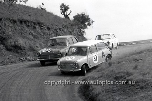 66765  - J. Smith & D. Gregory, Morris De Luxe - D. Geary & G. Hodge, Cortina 1500 - Gallaher 500 Bathurst 1966 - Photographer Lance J Ruting