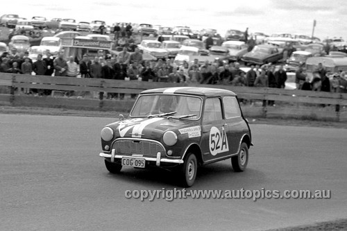 64779 - Peter Cray & Phil Barnes, Morris 850 - Bathurst 1964