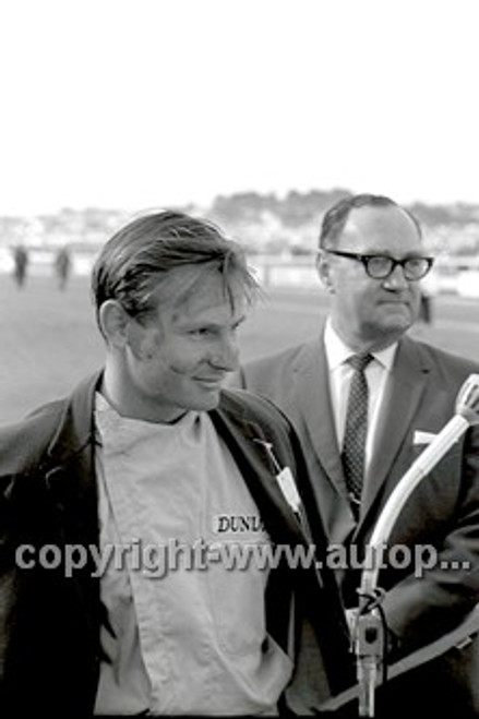 63587 - Bruce McLaren, Winner of the Sandown International 1963 - Photographer Peter D'Abbs