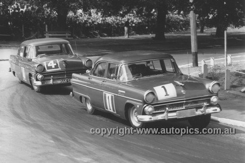 56002 - Len Lukey & Norm Beechey, Ford Customlines - Albert Park 1956