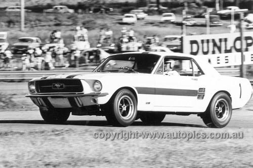 67091 - Ian (Pete) Geoghegan - The Mustangs debut at Lakeside 1967