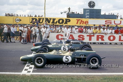 67599 - The Start of the 1967 AGP, Warwick Farm Tasman Series - J. Stewart, BRM / J. Clark, Lotus 33 / G. Hill, Lotus 48 Cosworth FVA