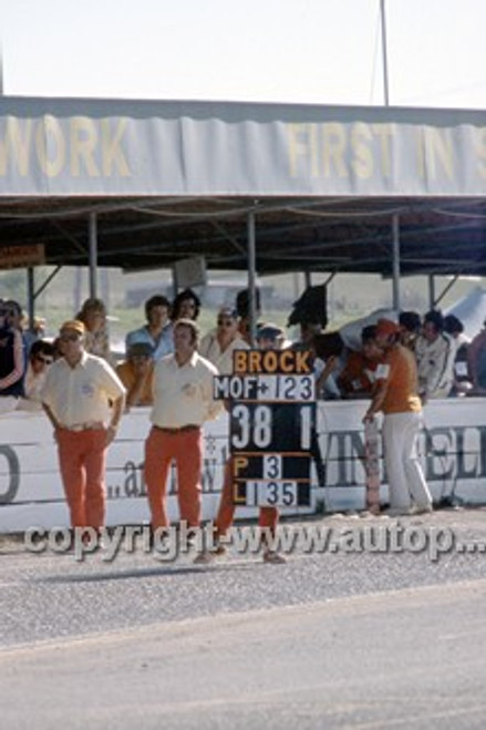73808  - Peter Brock / Doug Chivas, Torana LJ XU1 - Pit Board Lap 135 - Hardie Ferodo 1000  Bathurst 1973