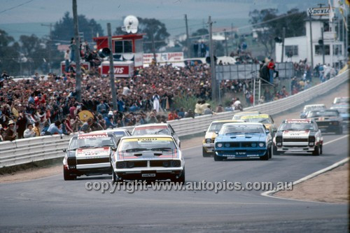 76827  - Allan Moffat  Ford Falcon XB GT Leads into the first corner -  Hardie Ferodo 1000 - Bathurst 1976