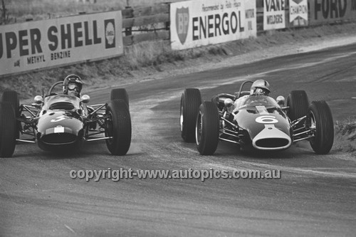 65572 - Leo Geoghegan, Lotus 32 & Bib Stillwell, Repco Brabham  - 19th April 1965 - Bathurst