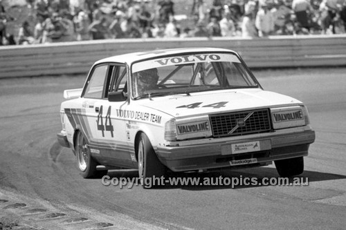 86799 - John Bowe & Alffredo Costanzo Volvo 240 Turbo  Bathurst 1987 - Photographer Darren House