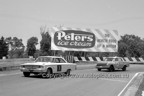 64145 - Gawaine Baillie /  Lex Davison, Ford Galaxie &  Fred Morgan / Bruce McPhee, Holden EH S4 - Sandown 6 Hour International  29th November 1964  - Photographer  Peter D'Abbs