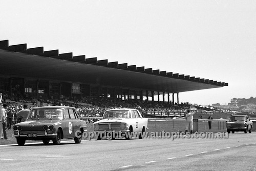 64141 - Dick Thurston Brian Sampson, Triumph 2000 &   A. Osborne / K. Burns, Ford Zephyr MK 2 - Sandown 6 Hour International  29th November 1964  - Photographer  Peter D'Abbs