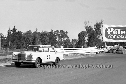 64139 - Pedro Owen and Kevin Bartlett, Mercedes 220SE - Sandown 6 Hour International  29th November 1964  - Photographer  Peter D'Abbs