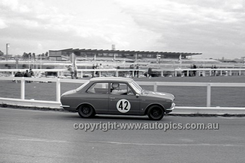 69200 - Geoffrey Lyall, Toyota Corolla - 4th May 1969  Sandown  - Photographer Peter D'Abbs