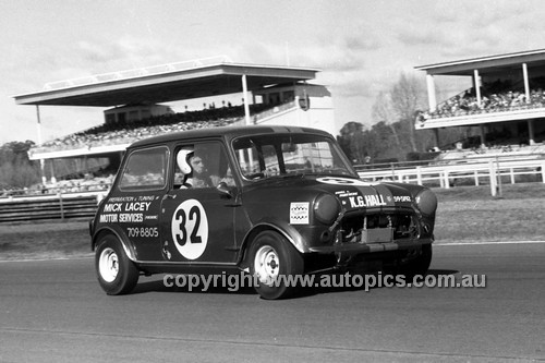 701008 - Mick Larcey, Mini S Lwt. -  Warwick Farm 12th July 1970 - Photographer Lance J Ruting