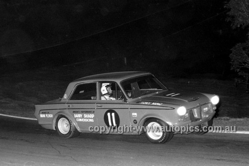 71349 - Tony McFarlane Ford Cortina V8  -  Oran Park 1971 - Photographer Lance Ruting