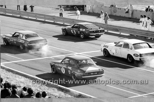 72384 -  Allan Moffat Mustang, Bob Jane Camaro, Ian Geoghegan Super Falcon & Mike Stillwell Escort - ATCC Adelaide 1972