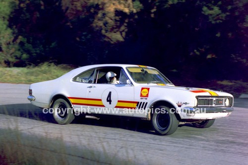 701045 - Nick Petrilli , Holden Monaro GTS 350 - Hume Weir 1970 - Photographer Jeff Nield