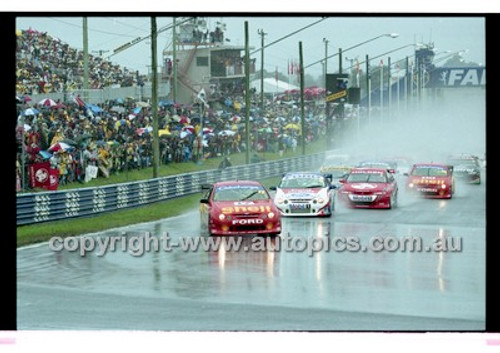 FIA 1000 Bathurst 19th November 2000 - Photographer Marshall Cass - Code 00-MC-B00-192