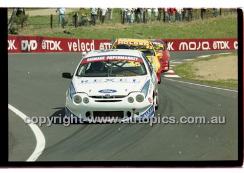 Bathurst 1000, 2001 - Photographer Marshall Cass - Code 01-MC-B01-036