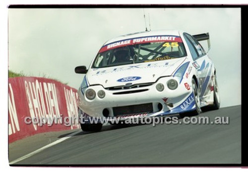 Bathurst 1000, 2001 - Photographer Marshall Cass - Code 01-MC-B01-055