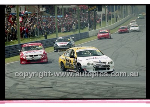 Bathurst 1000, 2001 - Photographer Marshall Cass - Code 01-MC-B01-122