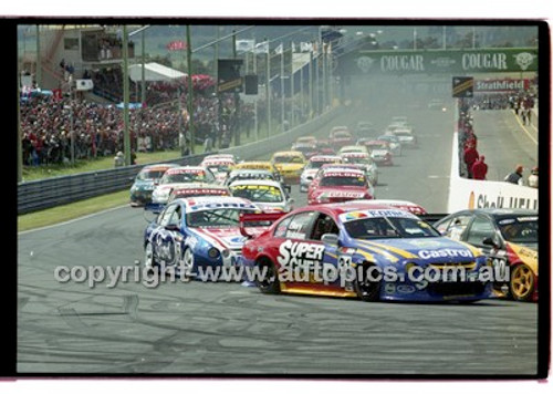 Bathurst 1000, 2001 - Photographer Marshall Cass - Code 01-MC-B01-156