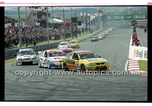 Bathurst 1000, 2001 - Photographer Marshall Cass - Code 01-MC-B01-167