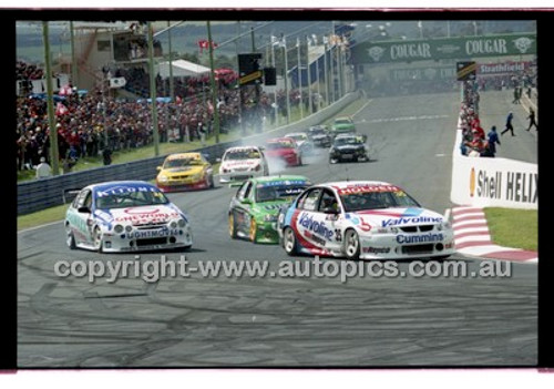 Bathurst 1000, 2001 - Photographer Marshall Cass - Code 01-MC-B01-177