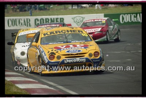 Bathurst 1000, 2001 - Photographer Marshall Cass - Code 01-MC-B01-232