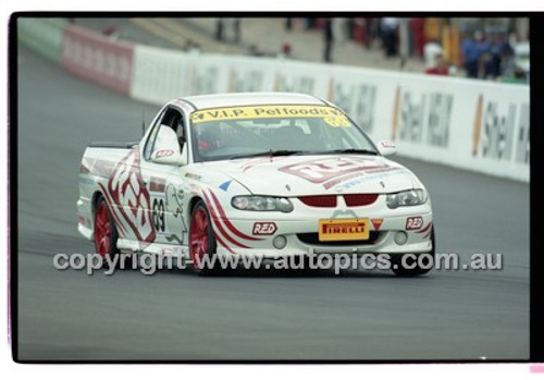 Bathurst 1000, 2001 - Photographer Marshall Cass - Code 01-MC-B01-379