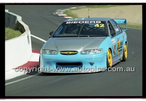 Bathurst 1000, 2001 - Photographer Marshall Cass - Code 01-MC-B01-434