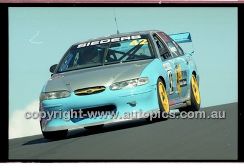 Bathurst 1000, 2001 - Photographer Marshall Cass - Code 01-MC-B01-443