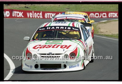 Bathurst 1000, 2001 - Photographer Marshall Cass - Code 01-MC-B01-1017