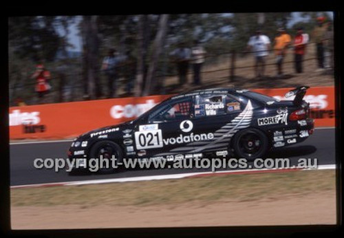 Bathurst 1000, 2002 - Photographer Marshall Cass - Code 02-B02-112