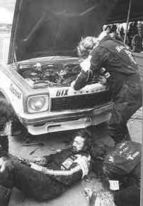 74709  -  P. Brock s  Pitt Crew hard at it.  -  Bathurst 1974 -  Holden Torana SLR5000