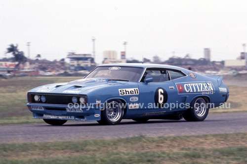 77078 - John Goss, Falcon - Surfers Paradise 1977