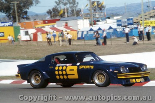 82705  -  K. Bartlett / C. Bond    Bathurst 1982  Camaro