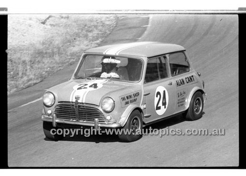 R. Cook Morris Cooper S - Amaroo Park 31th May 1970 - 70-AM31570-080