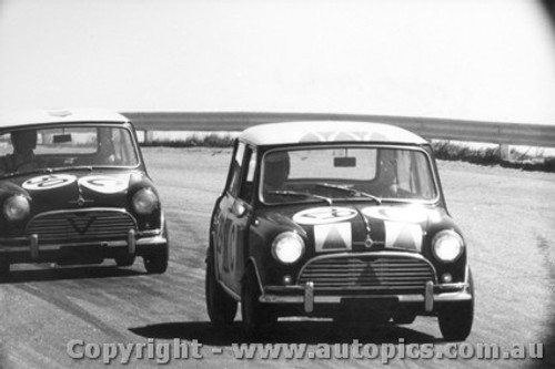 65708 - Hopkirk / Makinen ahead of Foley / Manton Morris Cooper S Bathurst 1965