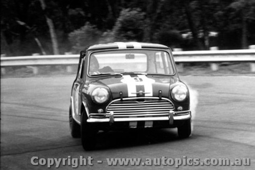 65018 - Peter Manton Morris Cooper S Warwick Farm 1965