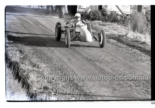 Rob Roy HillClimb 1st June 1958 - Photographer Peter D'Abbs - Code RR1658-025