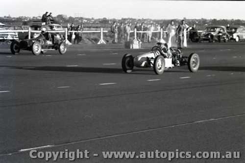 Fishermans Bend 16th June 1957 - Photographer Peter D'Abbs - Code FB16657-16