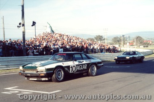 85725  - Hahne / Goss and Walkinshaw / Percy  -  Bathurst 1985 - Jaguar XJS