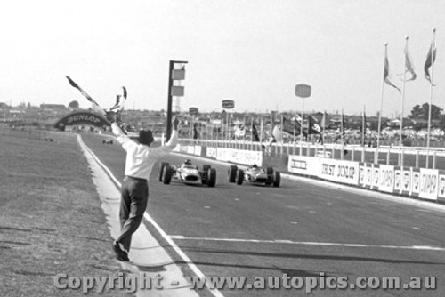 68538 - Jim Clark Lotus 49 / Chris Amon Ferrari - 1968 AGP Sandown - Jim Clark s Last GP Win.