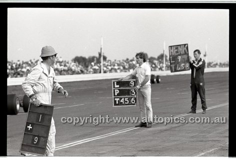Calder 1969 - Photographer Peter D'Abbs - Code 69-PD-C191069-049