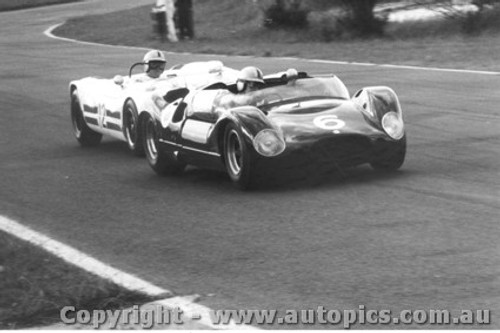 65416 - B. Stillwell Cooper Monaco Buick V8 and I. Geoghegan Lotus 23B - Warwick Farm 1965 - Photographer Lance Ruting