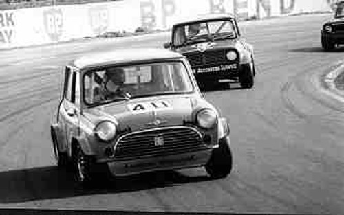 76003 - #40 L. McIntosh  #67 J. Martin - Morris Mini s -  Oran Park 1976