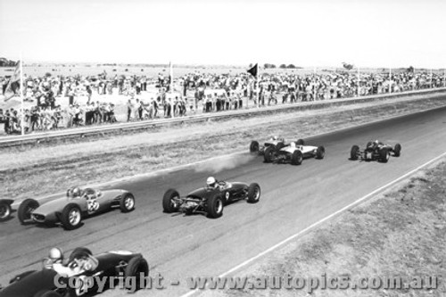 64511 - #25 Macrow Cheetah #82 Costanzo Lotus 10 #9 Fletcher Lola follow the front row of Geoghegan Jane and Cooper - Calder 1964