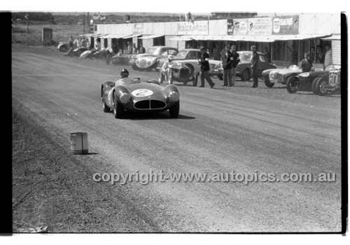 P. England, ausca - Phillip Island - 26th December 1957 - Code 57-PD-P261257-012