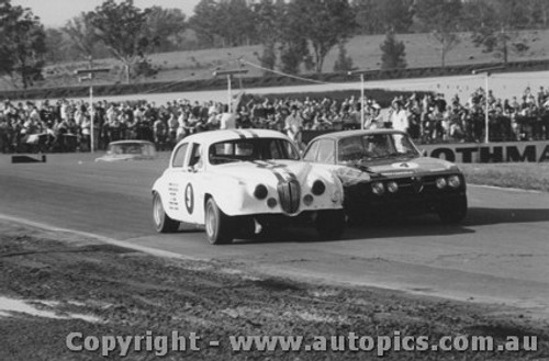 70112 - B. Sharp Jaguar / B. Foley Alfa Romeo - Oran Park 1970 - Photographer David Blanch