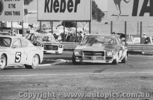 77030 - B. Gill Ford Capri / T. Leo Holden HQ Kingswood / R. Monahan Torana - Calder 1977
