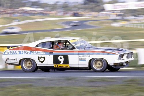 76113 - Allan Moffat, Falcon XB GT Hardtop - Hang Ten 400 Sandown 1976